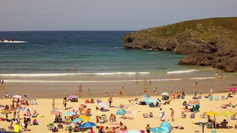 Live stream of a beach and the sea