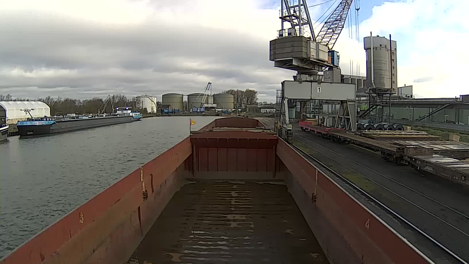 Live view of a port quay with vessels and handling equipment